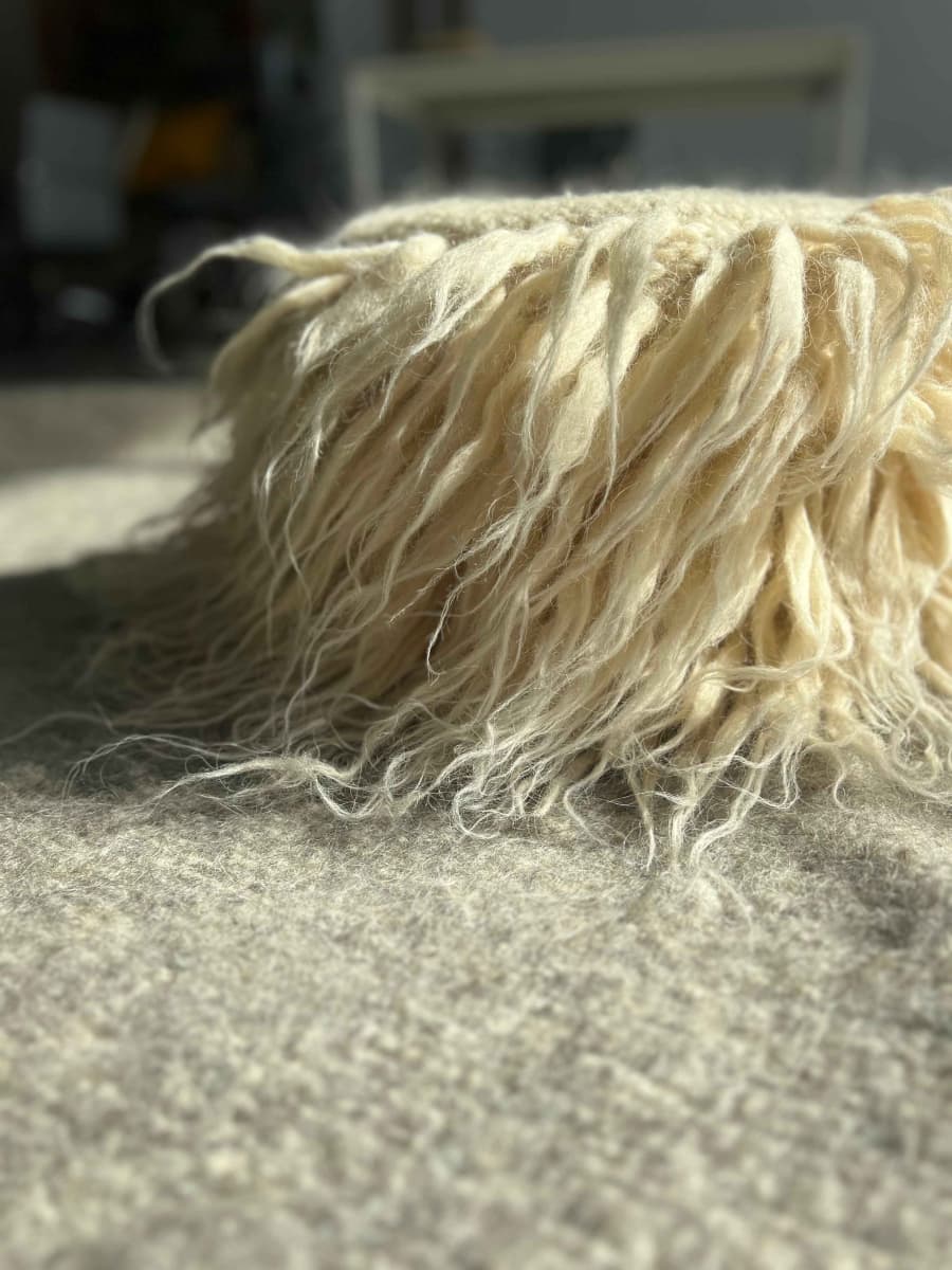 A round shaggy pouf made of wool -2