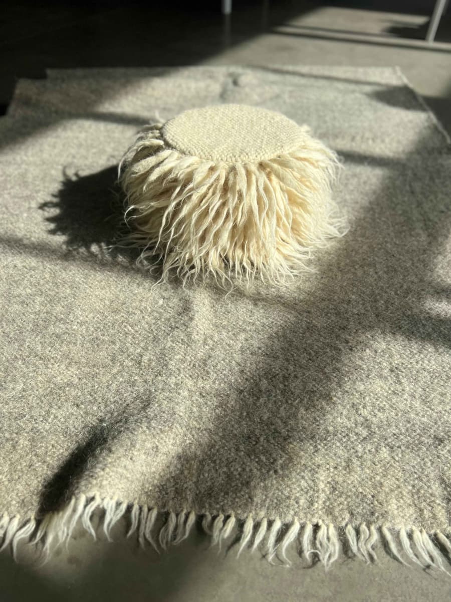 A round shaggy pouf made of wool -3